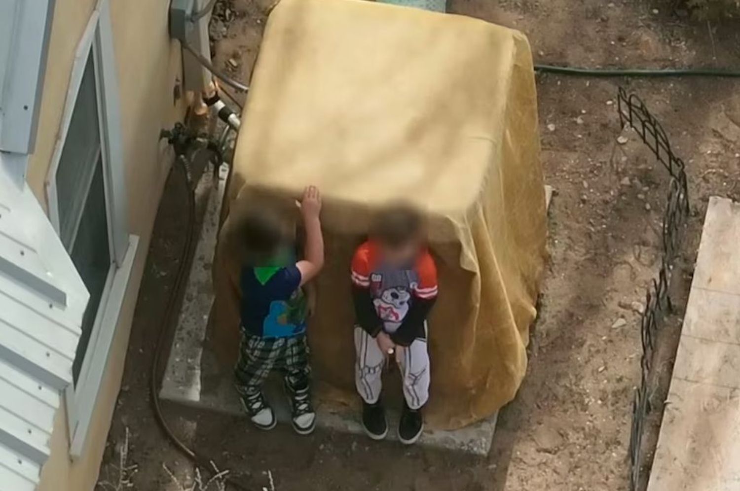 Video: dos niños de 7 y 9 años se enfrentaron con un arma a la policía