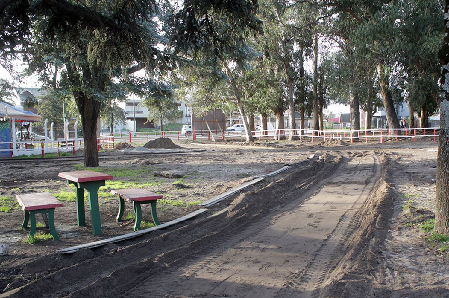Acondicionan en el Parque la plaza de juegos