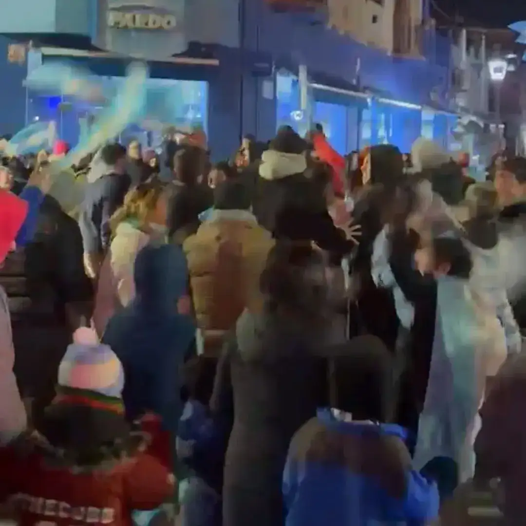 gente festejando en la esquina de pardo victoria de la selección