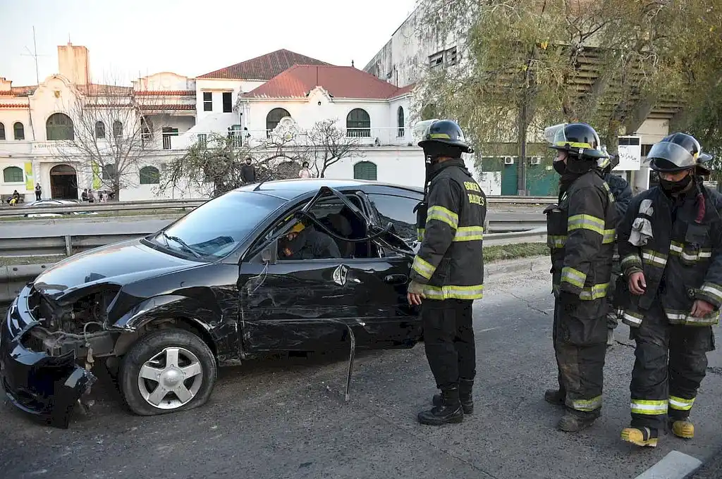 Bomberos rescataron a una mujer que quedó atrapada en su auto tras un choque