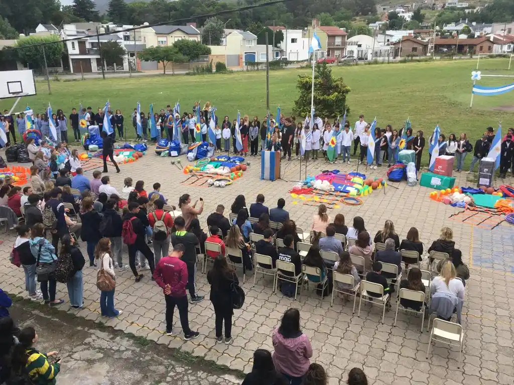 Con la presencia de autoridades educativas provinciales, se realizó el acto de entrega de kits deportivos