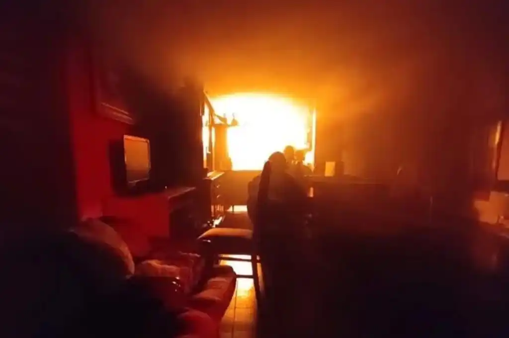 El momento en que los bomberos luchan contra las llamas.