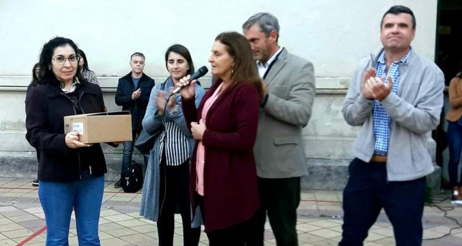 Exalumnos del Normal entregaron un desfibrilador donado por SADIV y dinero recaudado