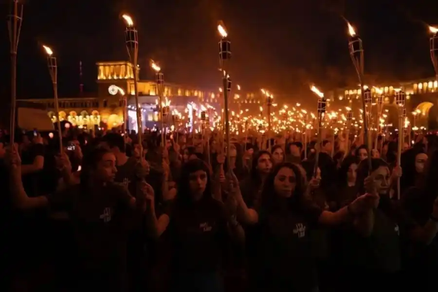 Miles de personas marcharon en conmemoración del genocidio armenio