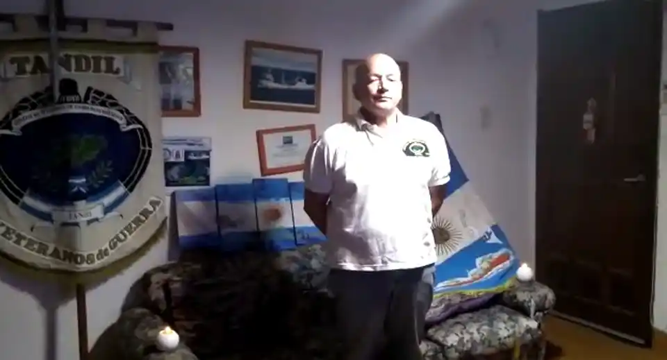El recuerdo de Malvinas desde Tandil: veteranos cantaron el himno a las 00 en sus casas