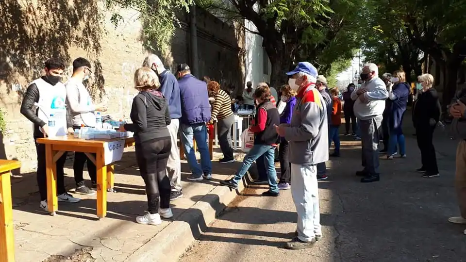 Entrega de carnet de vacunación completa: último día de operativo este domingo