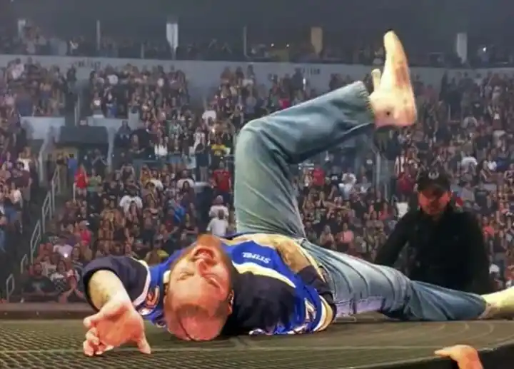 Video: el rapero Post Malone se cayó en pleno concierto y se rompió tres costillas