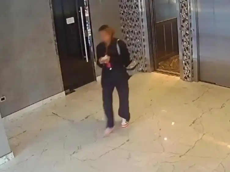 Imagen de la acusada en el edificio de la víctima.