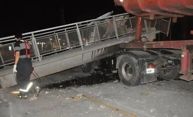 Insólito accidente en Zárate: Camión derribó un puente peatonal en Ruta 6