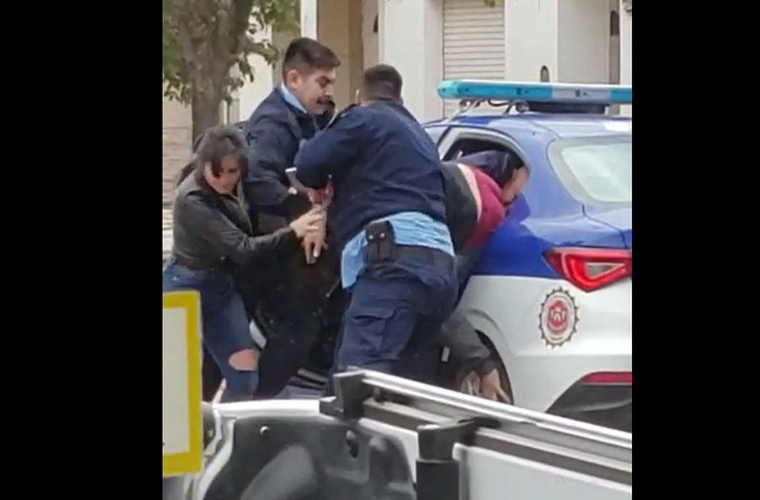 Video: se resistieron violentamente al arresto de un hombre que torturó a una anciana