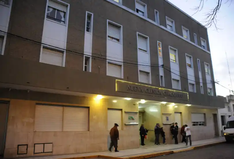 Se recupera el matrimonio que se  despistó en la rotonda de Ruta 30
