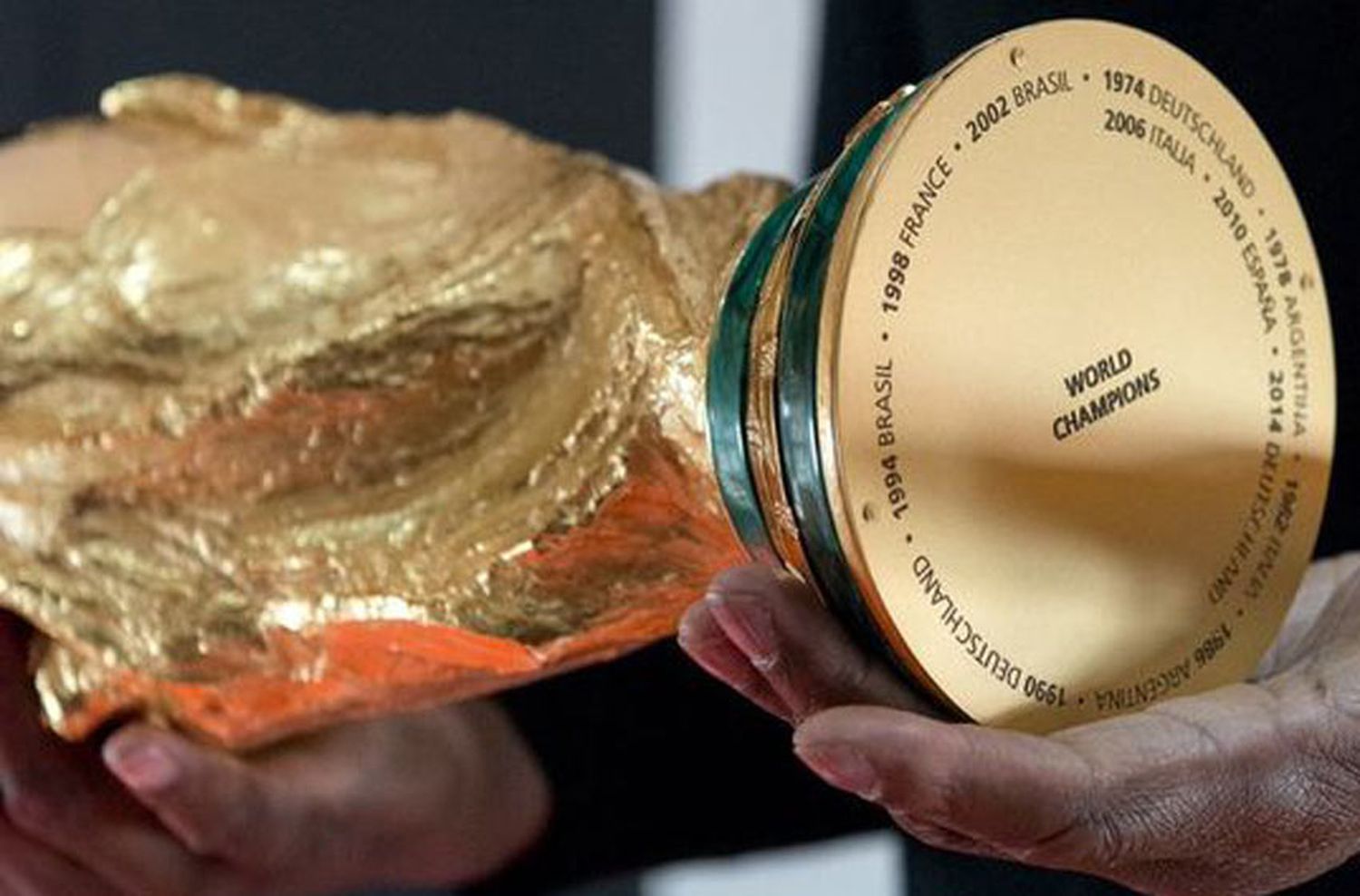 Tallaron el nombre de Francia en la Copa del Mundo y FIFA mostró el proceso