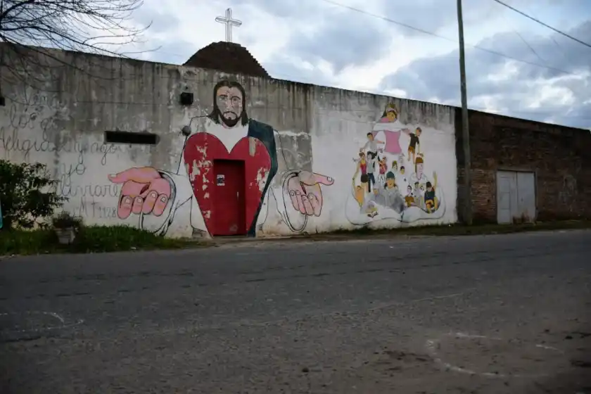 Tras las escuelas, ¿ahora las iglesias?: balearon la capilla Santa Rita, de barrio Ludueña