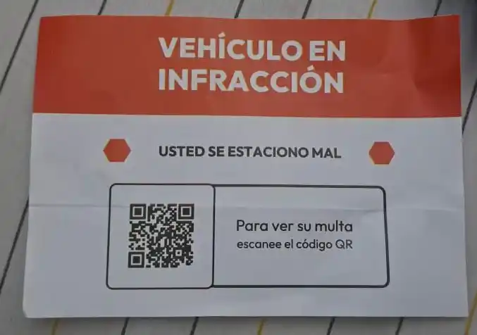 Alertan sobre nueva modalidad de estafa mediante códigos QR en parabrisas