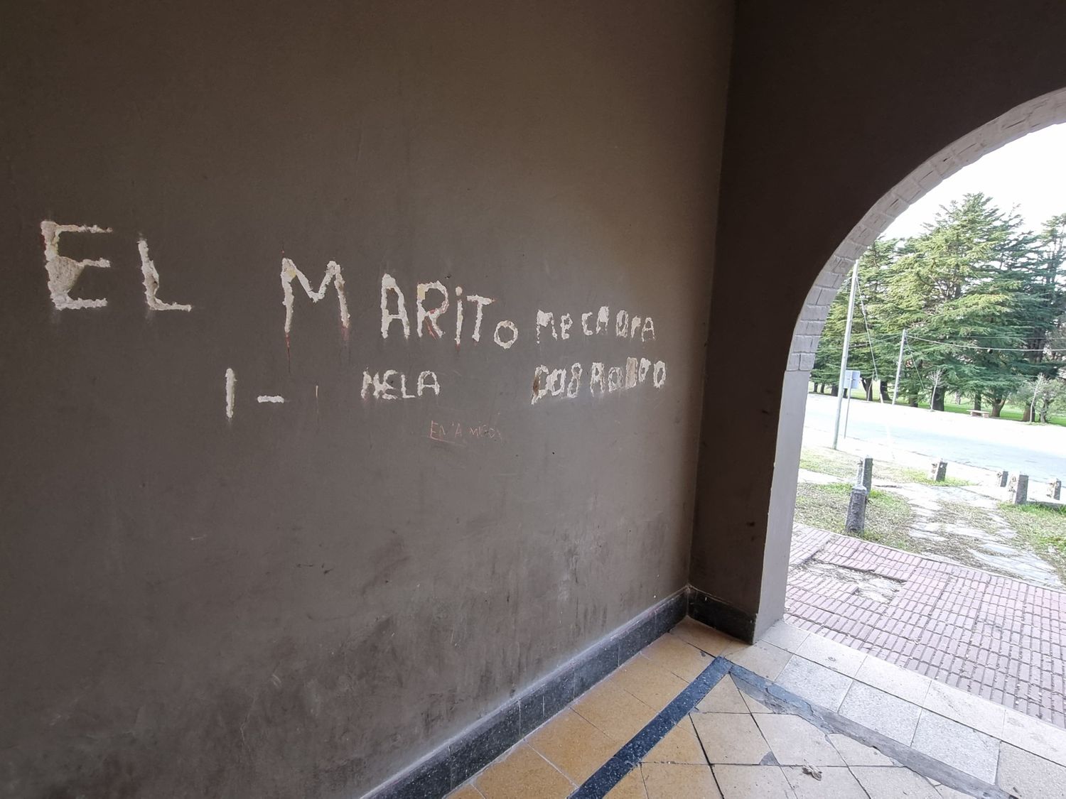 Rompieron parte de la fachada del edificio de la Asociación de Hoteles