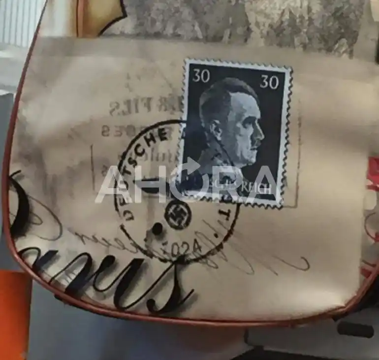 En Paraná un negocio vende carteras con simbología nazi