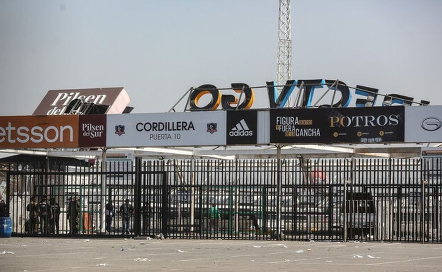 Colapsó parte del techo de una tribuna en un estadio: hubo varios heridos