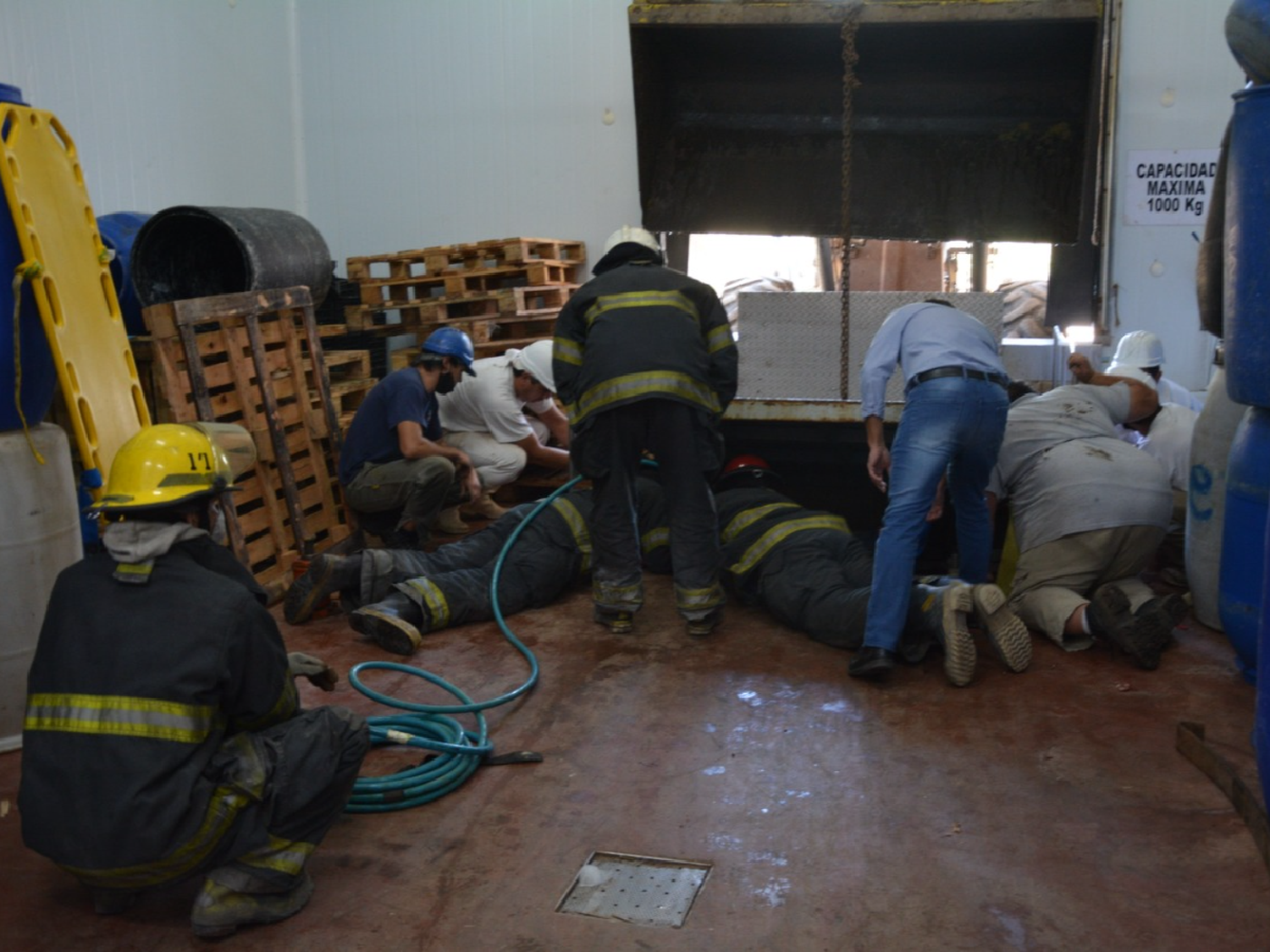 Bomberos recataron a trabajador que quedó atrapado en una máquina hidráulica