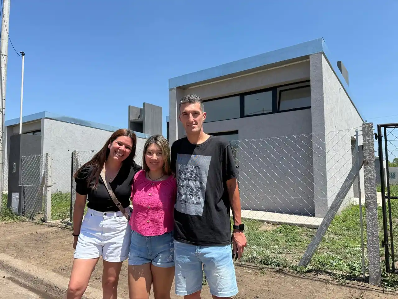 Yanina, Martina y Martín. Una de las familias del nuevo barrio de la asociación civil De Corazón Tandilense.