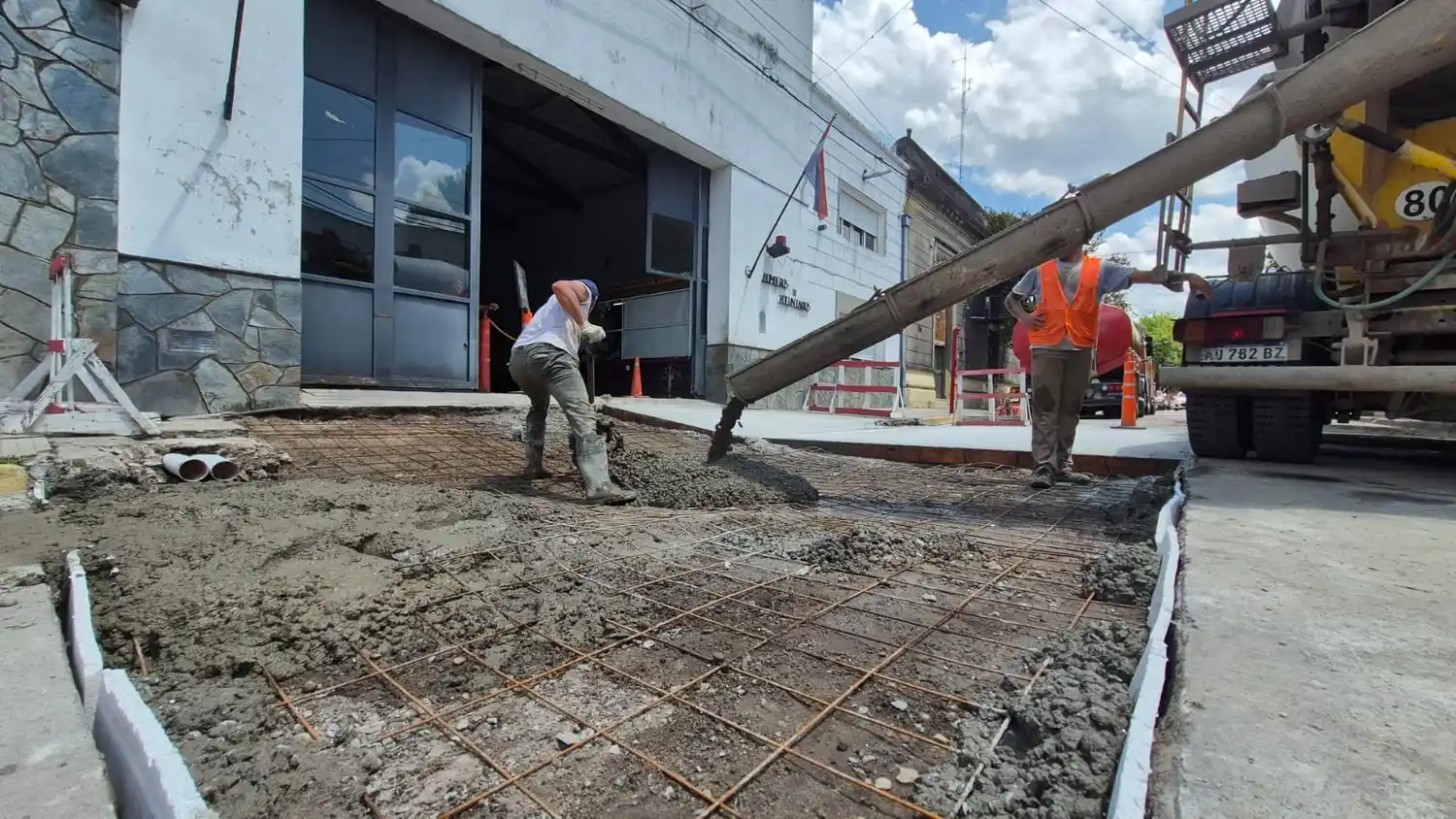 El Municipio comenzó con el hormigonado en el ingreso del cuartel de Bomberos