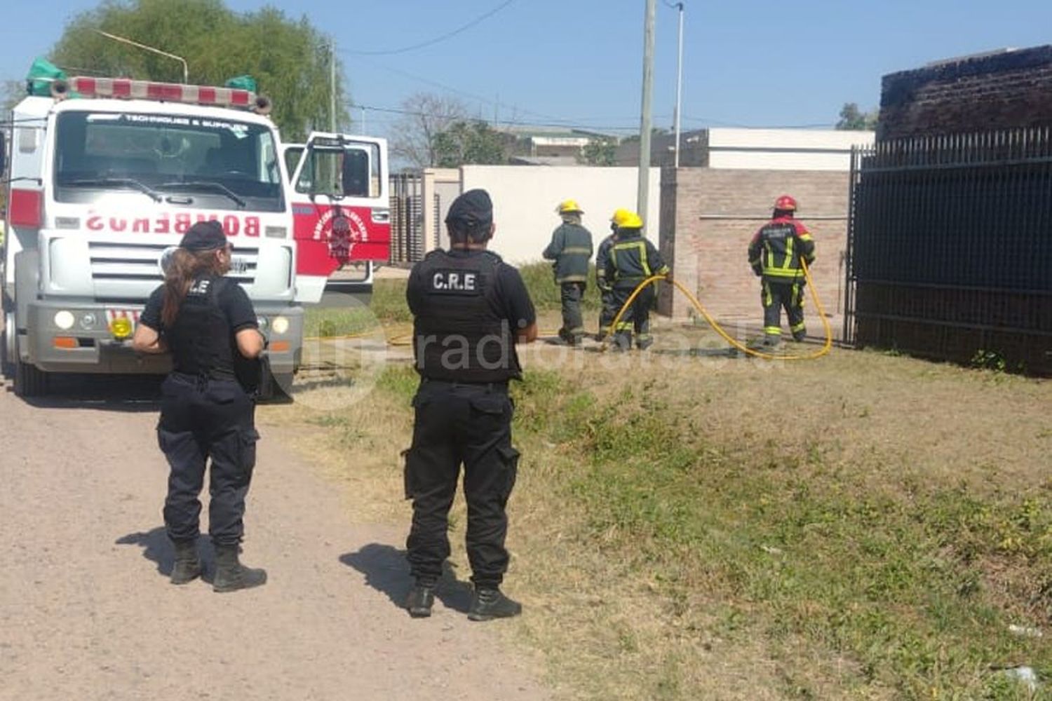 Un grave incendio en un garaje terminó alcanzando a una casa rodante en Ceres