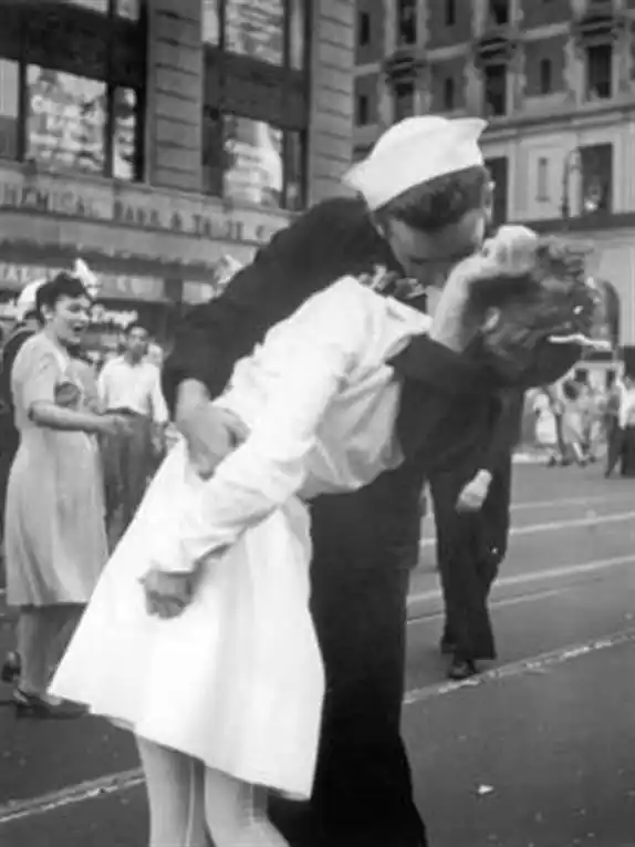 La historia detrás de la icónica foto del fin de la Segunda Guerra Mundial