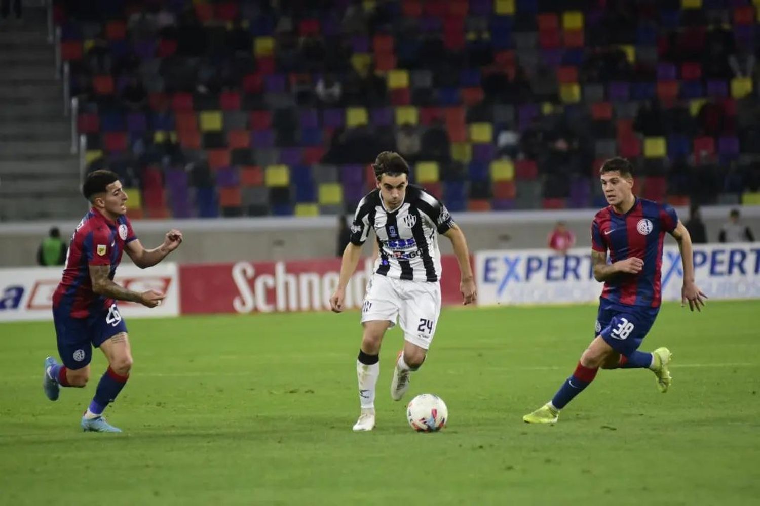 San Lorenzo encontró en Santiago su primera alegría