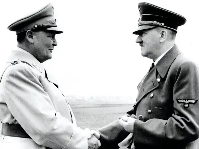 Hermann Göring -líder de la Luftwaffe- con Adolf Hitler en 1944.