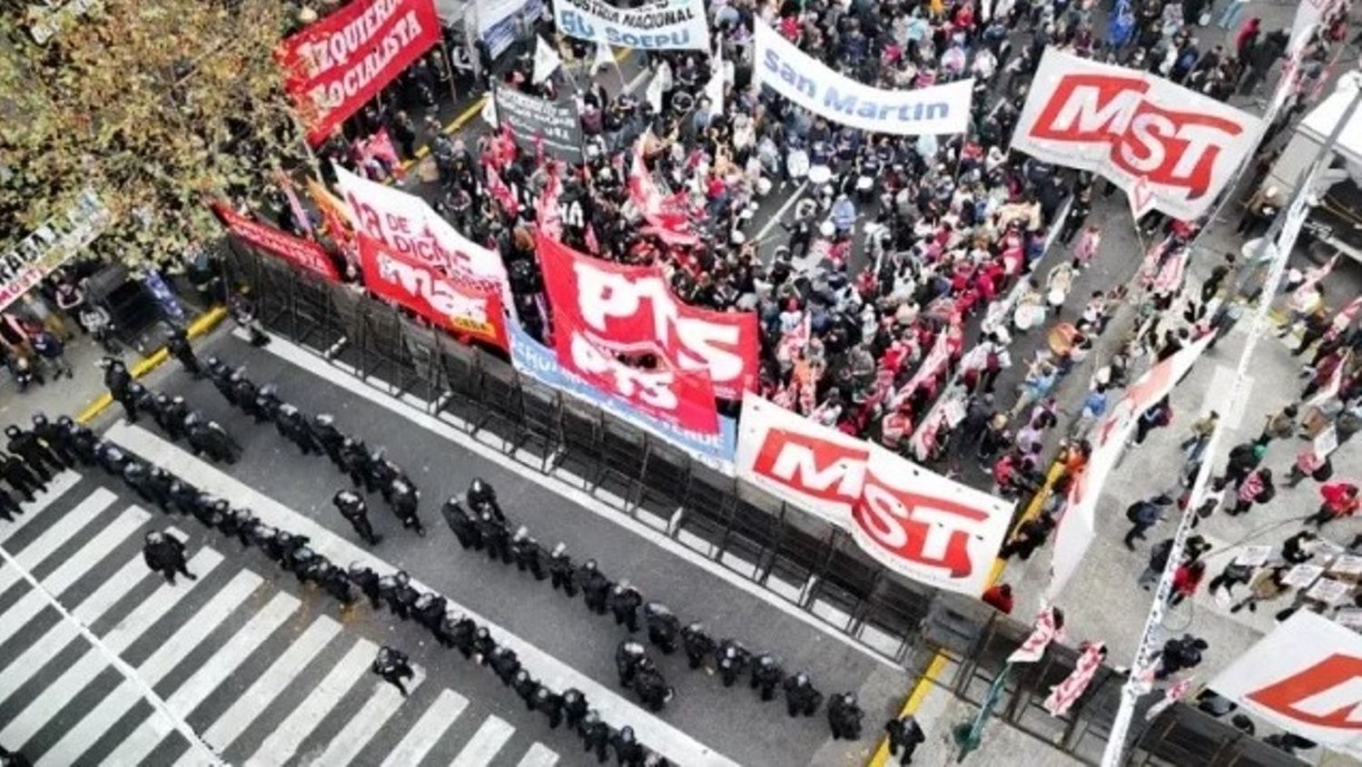 Tensión en Congreso de Argentina: policía desalojó a manifestantes, 5 diputados fueron hospitalizados