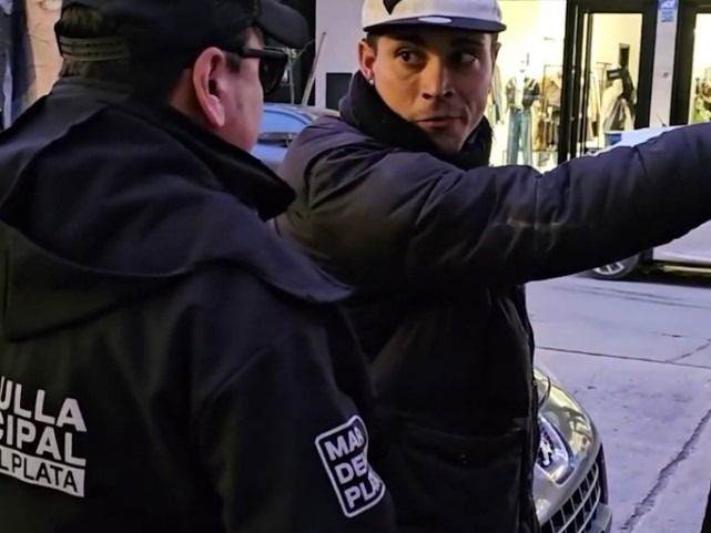 “Acá estamos trabajando, vengo a cuidar autos”, fue el planteo del cuidacoches.