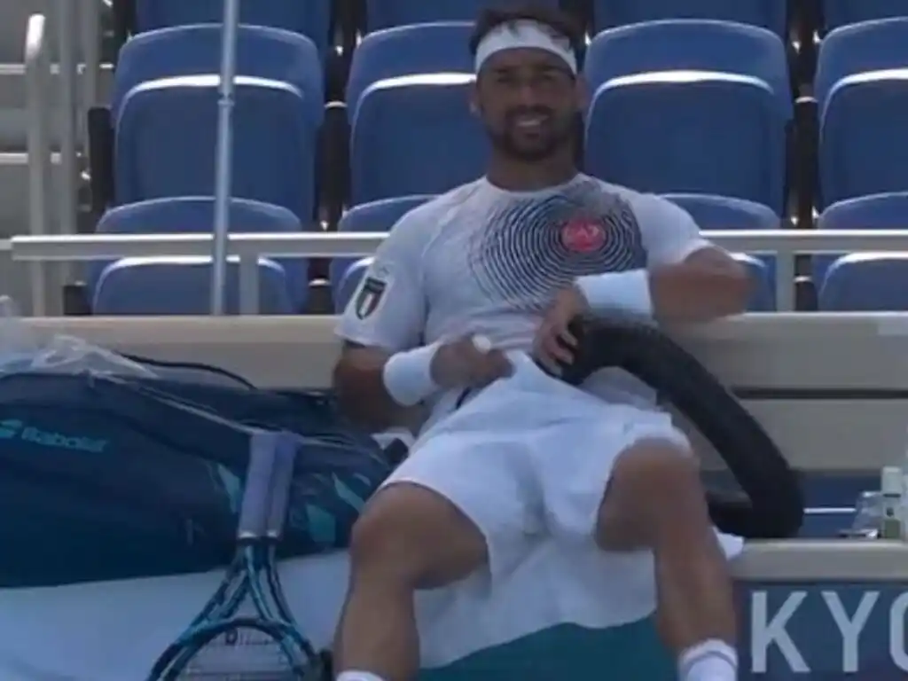 Fabio Fognini y una peculiar forma de refrescarse