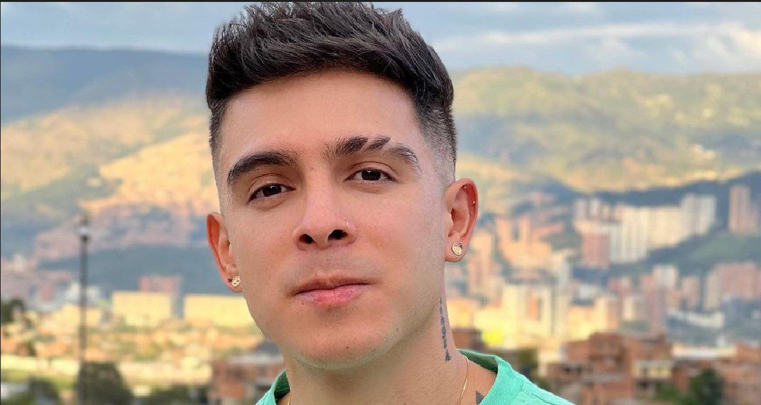 ¡INCREÍBLE! Asaltan a cantante colombiano mientras hacía un live y lo deja grabado (Video)