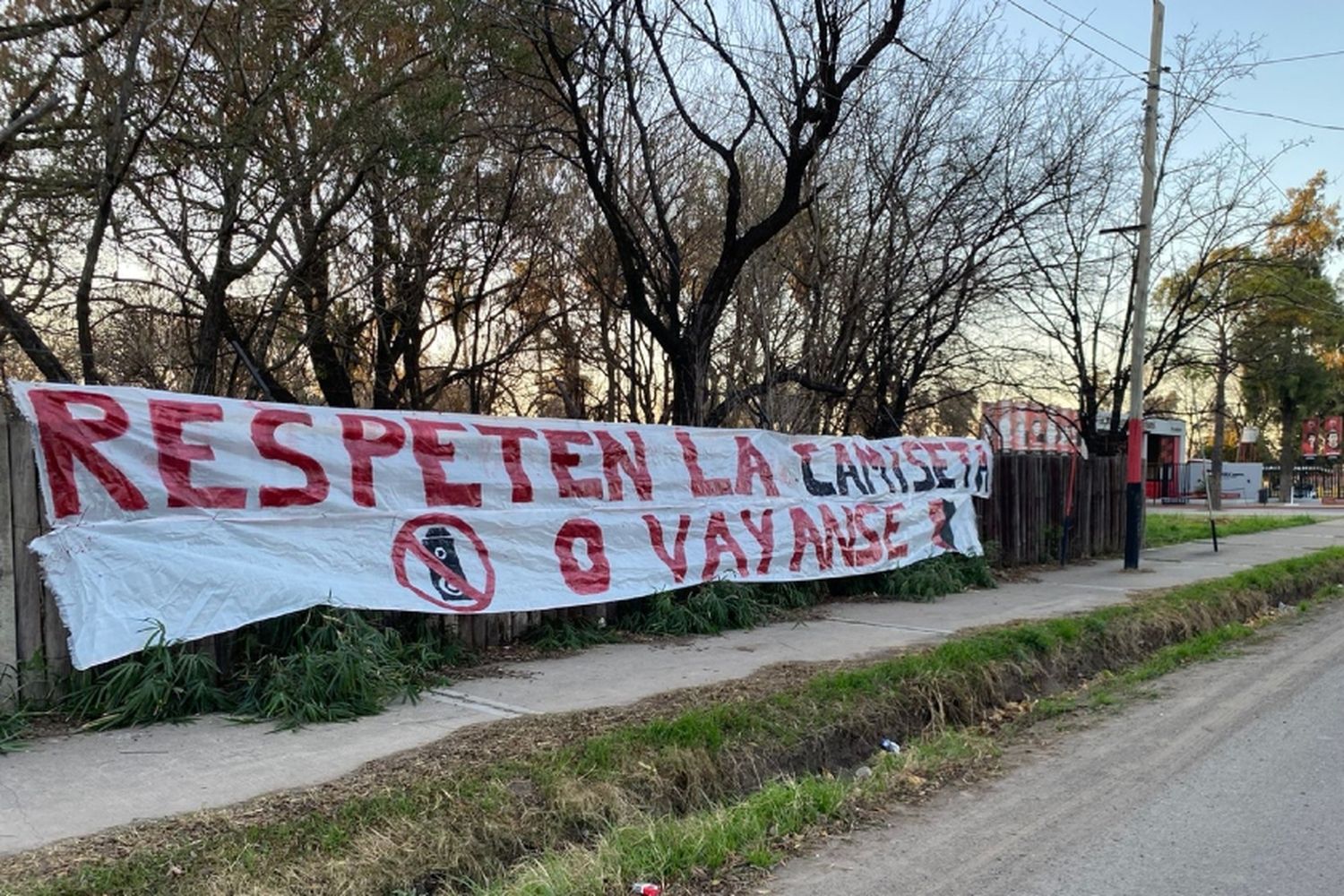 La bandera que apareció frente a Bella Vista.