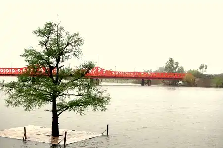El viento sur y sudeste hizo que el río Gualeguaychú trepe a los 2.80 metros