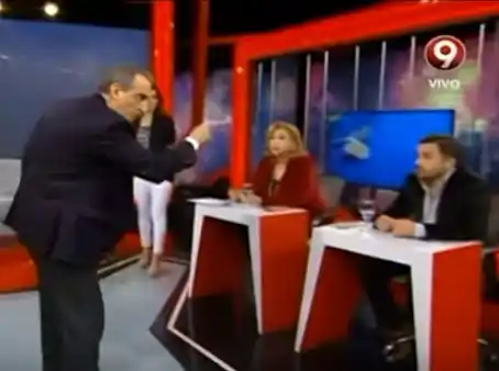 Guillermo Moreno trató de "idiota" e invitó a pelear a un periodista 