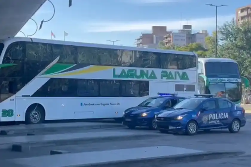 A casi un mes del ataque al personal del Servicio Penitenciario, los micros de la empresa de traslado siguen con custodia policial