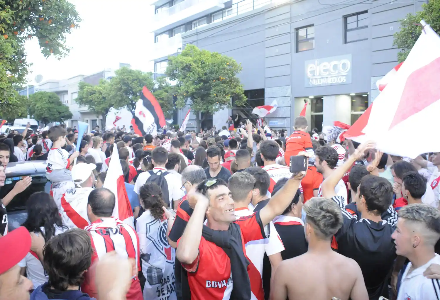 Miles de hinchas de River salieron a la calle a festejar 