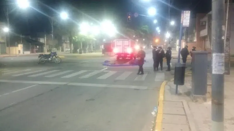 Murió un motociclista que chocó con un colectivo en zona sur.