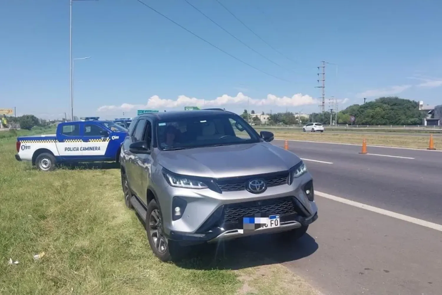 Lo multaron por exceso de velocidad en Córdoba y se agarró a las piñas con los policías