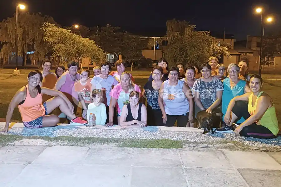 Clases de Zumba a full en el barrio Fátima: “Es fundamental poder divertirse un rato al aire libre”