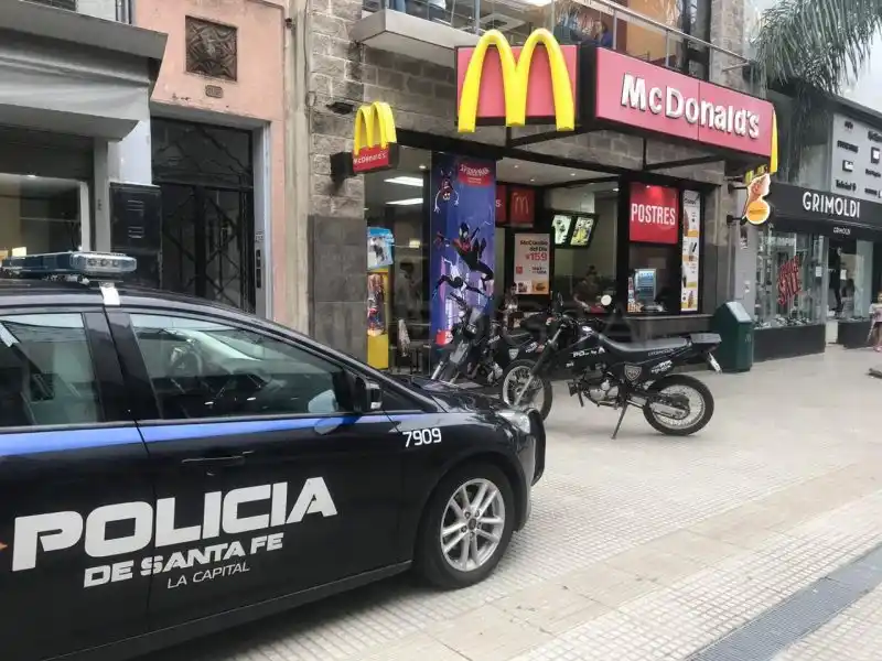 Adolescente detenido tras robo en un local de comidas rápidas