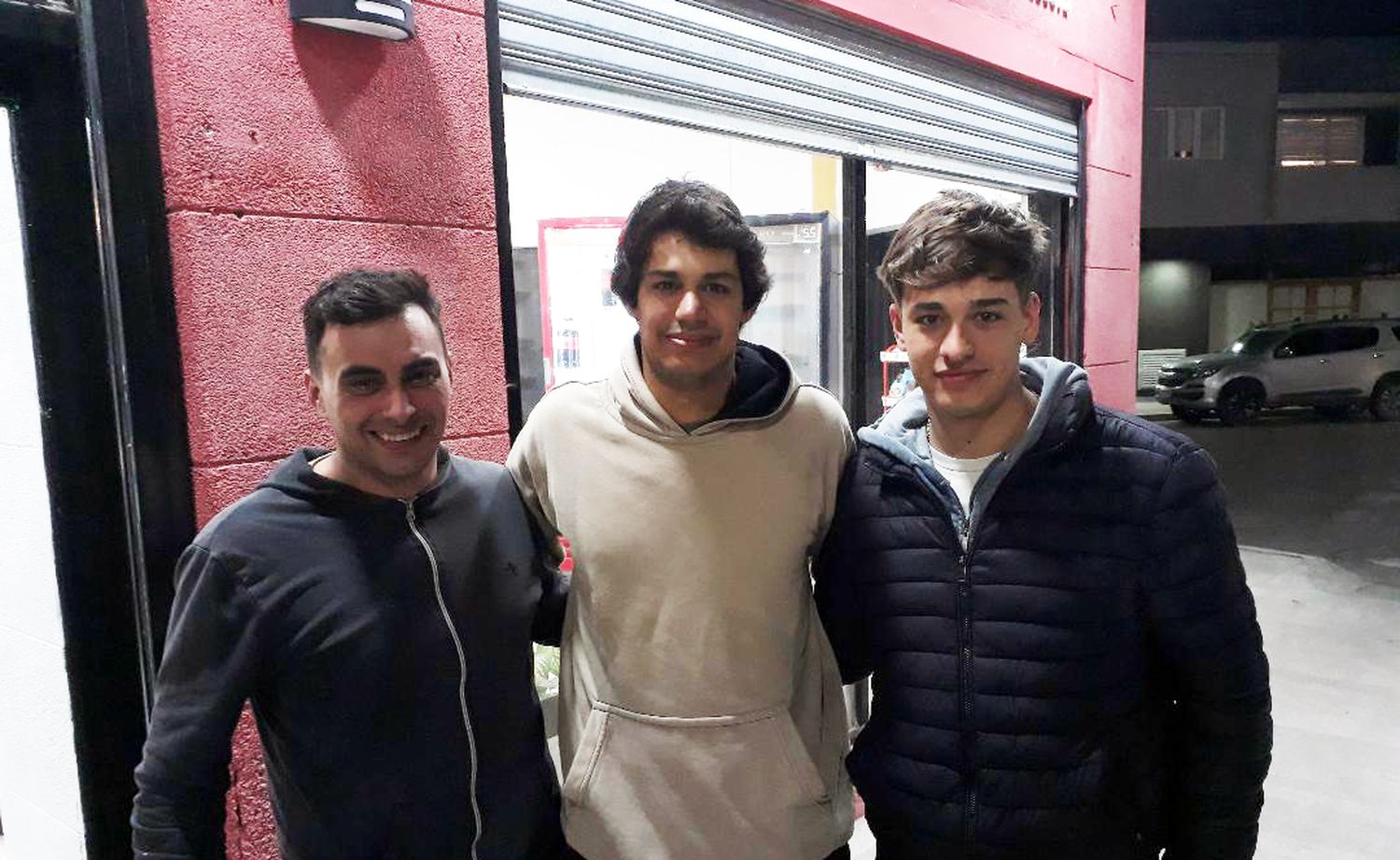 Unidos. En la previa a su debut en la Promocional APSE, Claudio Calla (hijo) posa junto a Agustin De Croce y Valentino, su hermano