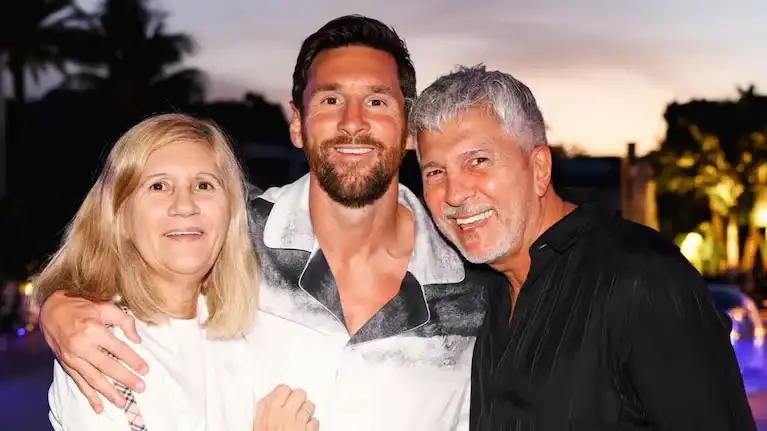Lionel Messi junto a su madre y su padre, Jorge Messi.
