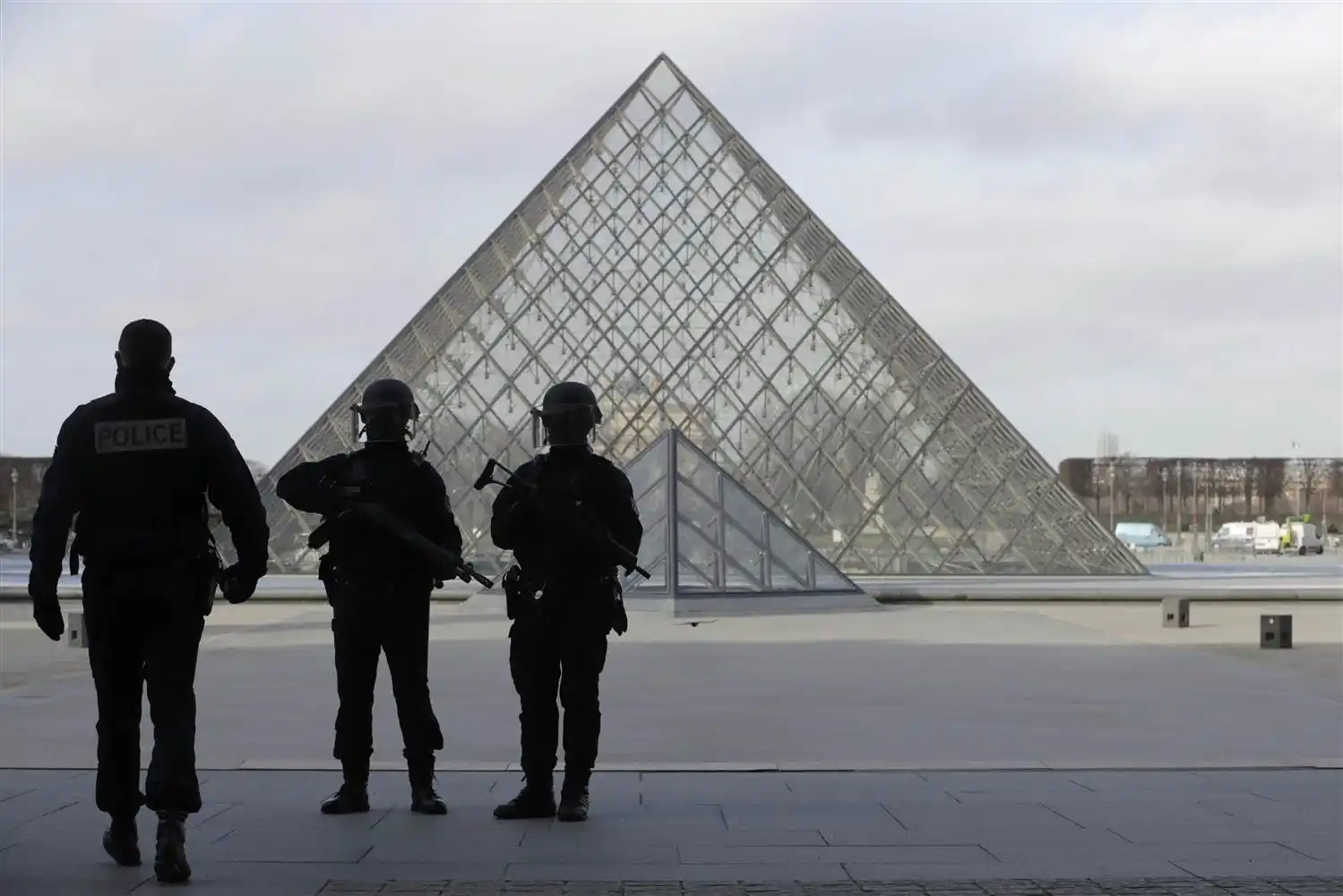 Un soldado francés dispara contra un hombre en el Louvre