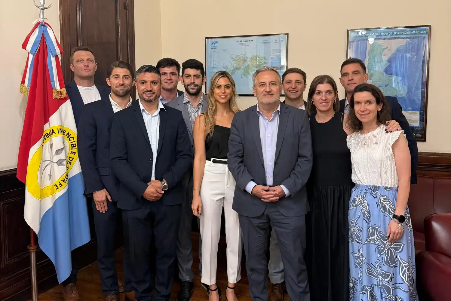El senador nacional (de traje gris), junto a los empresarios nucleados en Camarco.