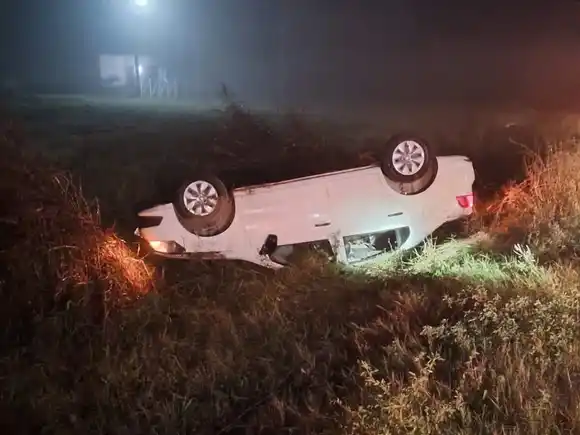 Madrugada accidentada en la Ruta 40: un herido tras el vuelco de un vehículo en Marcos Paz