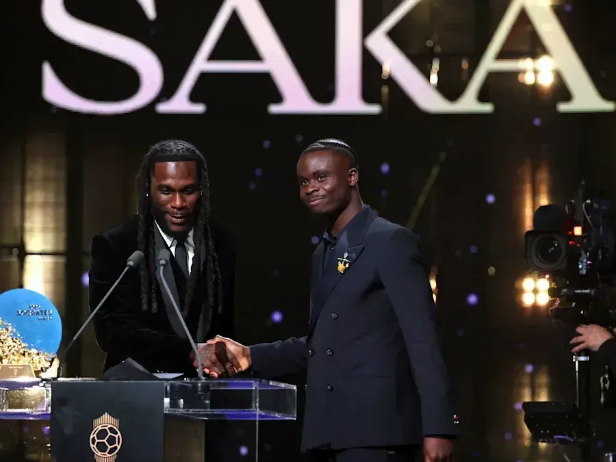 Saka fue reconocido por su ucolaboración con la organización alemana BigShoe, a través de la cual ayudó a financiar 120 intervenciones quirúrgicas para niños en Nigeria, país de origen de sus padres.  Foto:AP