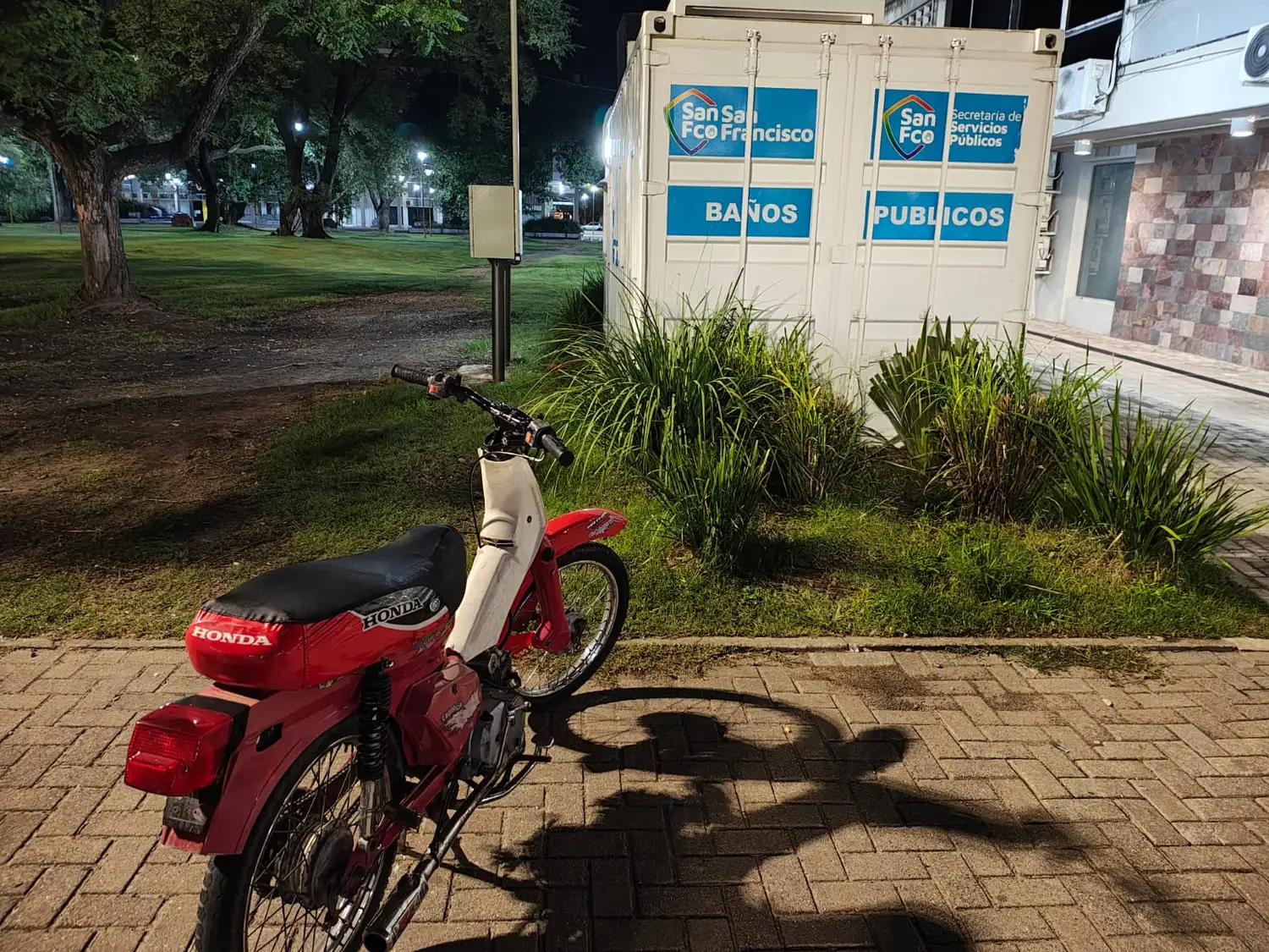 Motocicleta retenida tras maniobras peligrosas en la Plaza Cívica durante la madrugada