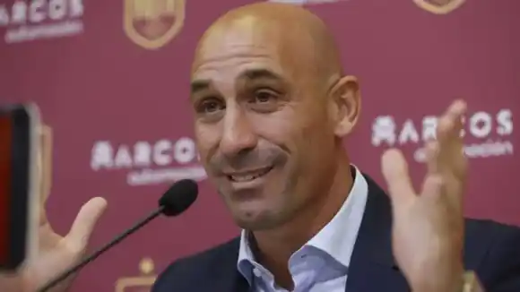 Fiscalía española declara un «beso no consentido» de RUBIALES a Jenni Hermoso