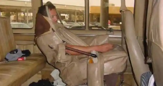 Mexicano se disfrazó de asiento para cruzar la frontera